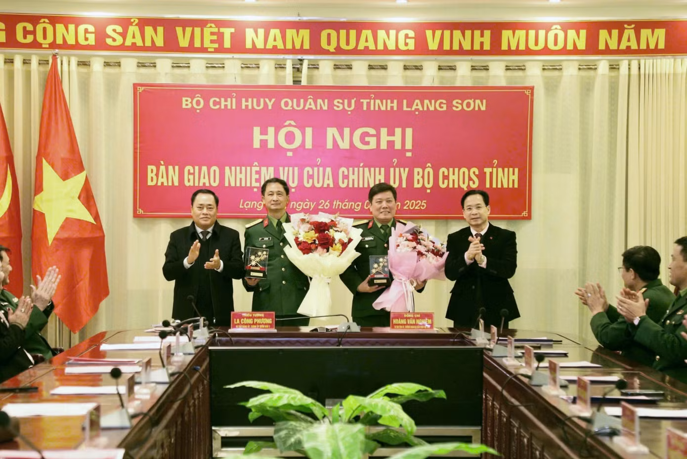 Lãnh đạo Tỉnh ủy Lạng Sơn, Quân khu 1 tặng hoa, quà cho Đại tá Lê Văn Bền và Đại tá Trương Công Minh được nghỉ công tác theo quy định. Ảnh: Dương Nguyên. Lãnh đạo Tỉnh ủy Lạng Sơn, Quân khu 1 tặng hoa, quà cho Đại tá Lê Văn Bền và Đại tá Trương Công Minh được nghỉ công tác theo quy định. Ảnh: Dương Nguyên.