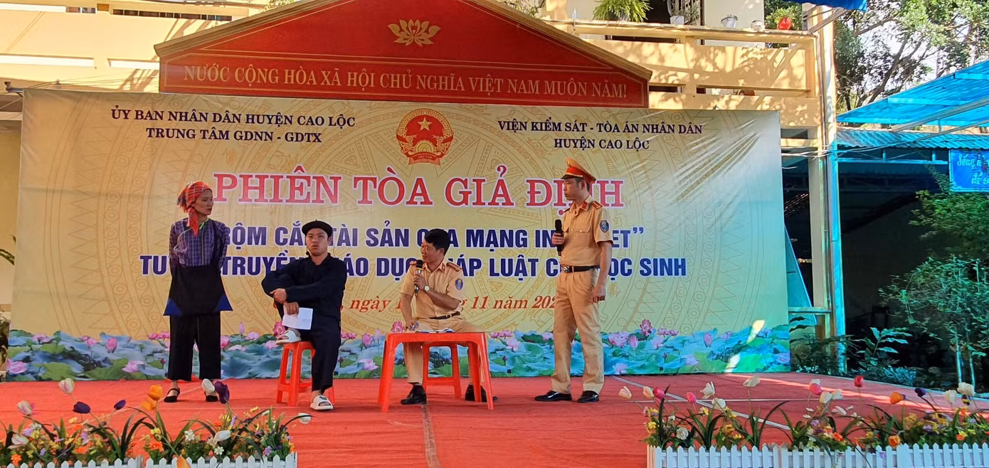 Các đề tài an toàn giao thông được các nhà trường chú trọng tuyên truyền bằng hình thức sân khấu hóa, tiểu phẩm hấp dẫn -Ảnh: Duy Chiến