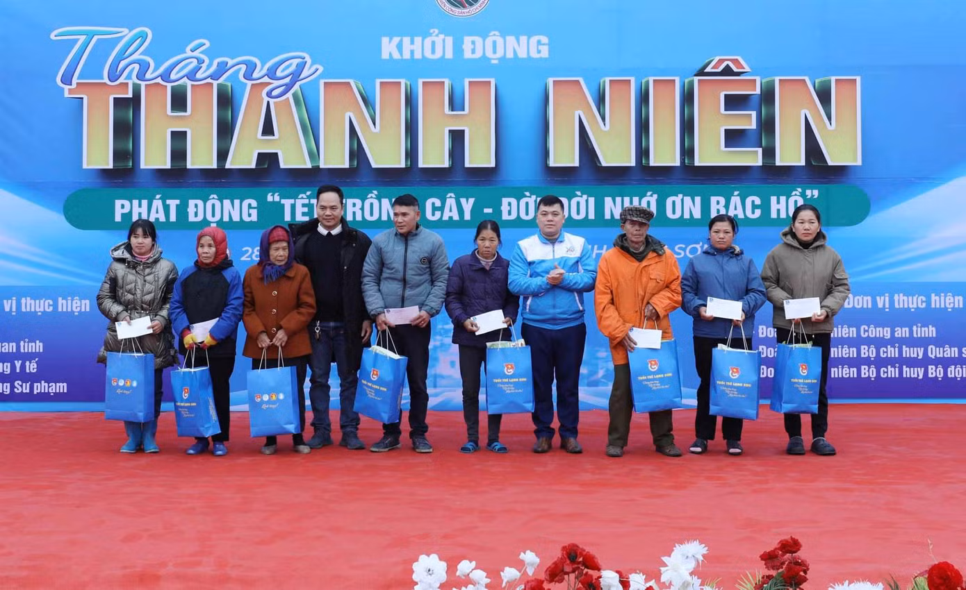Trao quà cho hộ chính sách, khó khăn trên địa bàn Lạng Sơn. Ảnh: Duy Chiến