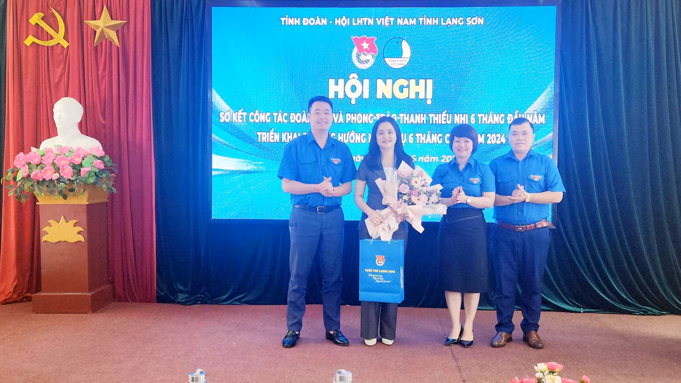 Tặng hoa tri ân chị Đinh Thị Anh Thư - nguyên Bí thư Tỉnh Đoàn, Phó Bí thư Thường trực Huyện ủy Hữu Lũng, Lạng Sơn.