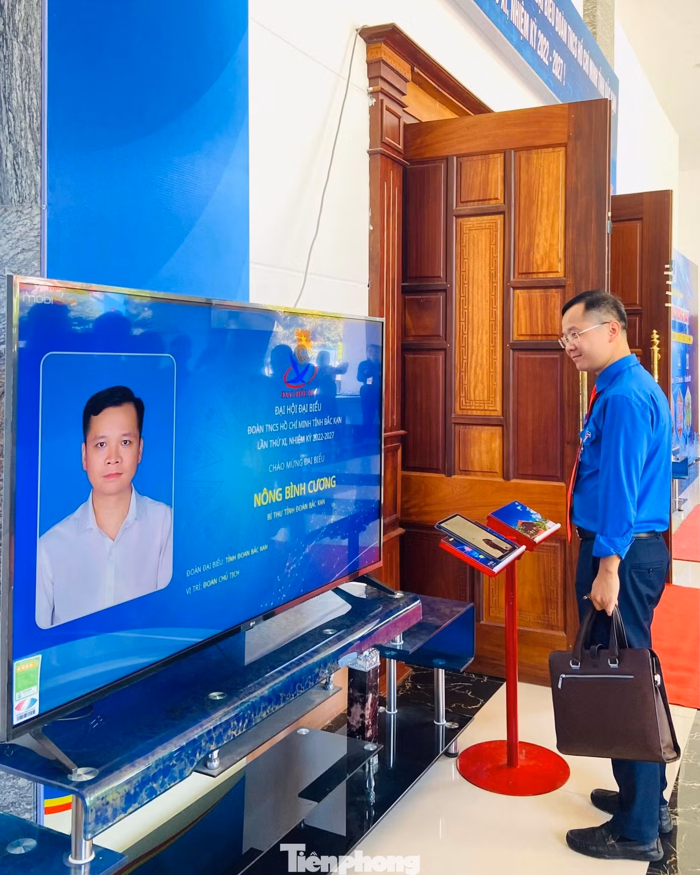 Các đại biểu tham dự Đại hội Đoàn tỉnh Bắc Kạn lần thứ XI, phiên thứ Nhất chiều 11/10 thực hiện tra mã QR - Ảnh: Duy Chiến