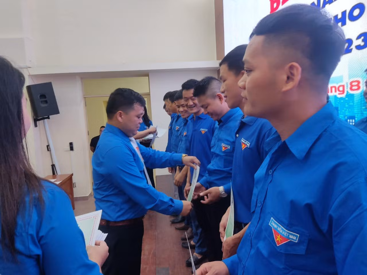 Các học viên nhận chứng nhận do anh Lăng Văn Chí, Phó Bí thư Thường trực Tỉnh Đoàn Lạng Sơn trao. Ảnh: Duy Chiến