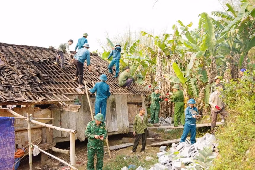 Bộ đội Biên phòng Lạng Sơn và các đơn vị chức năng địa phương giúp dân tu sửa, xây mới nhiều căn nhà "Nghĩa tình quân dân".