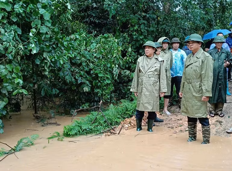 Lãnh đạo huyện Đồng Hỷ có mặt tại hiện trường chỉ đạo công tác tìm kiếm nạn nhân mất tích. Anh: N.A