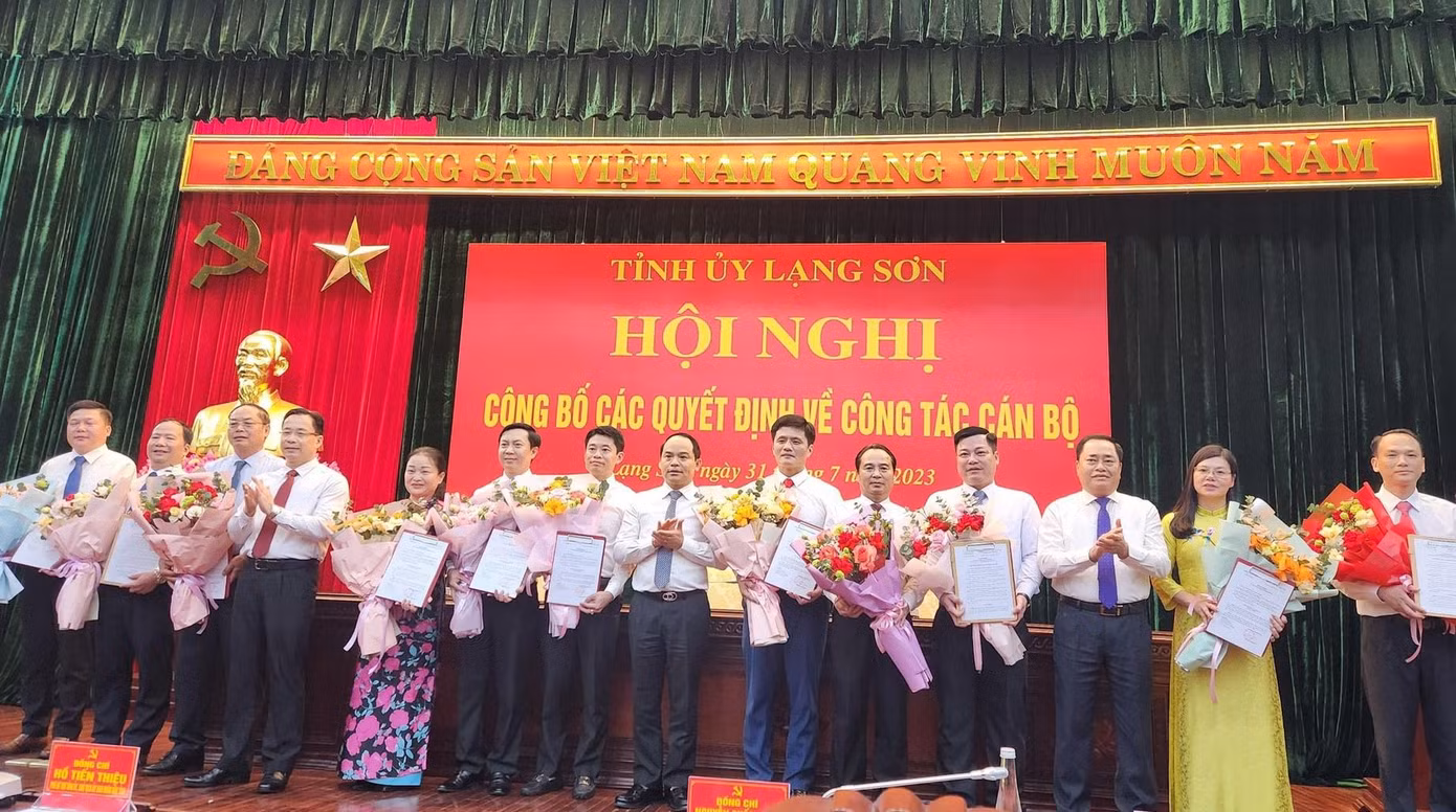 Lãnh đạo tỉnh Lạng Sơn trao Quyết định và hoa chúc mừng 11 đồng chí được luân chuyển, bổ nhiệm. Ảnh: Duy Chiến Lãnh đạo tỉnh Lạng Sơn trao Quyết định và hoa chúc mừng 11 đồng chí được luân chuyển, bổ nhiệm. Ảnh: Duy Chiến