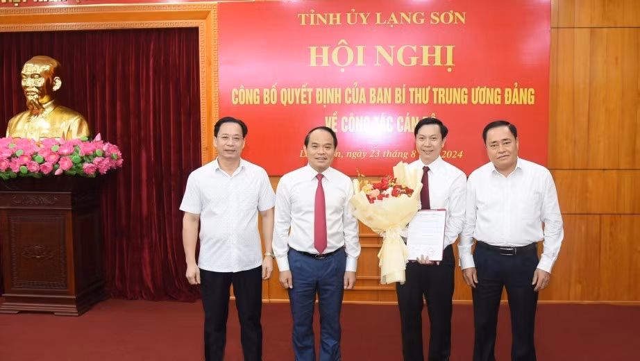 Ông NGuyễn Hoàng Tùng (giữa) nhận hoa chúc mừng của lãnh đạo tỉnh Lạng Sơn. Ông NGuyễn Hoàng Tùng (giữa) nhận hoa chúc mừng của lãnh đạo tỉnh Lạng Sơn.