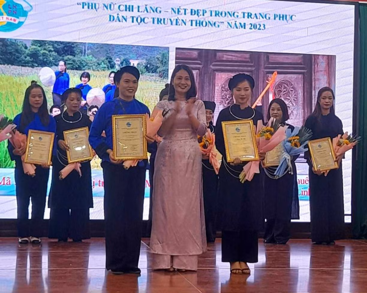 Trao giải cuộc thi "Phụ nữ Chi Lăng trong trang phục truyền thống dân tộc".