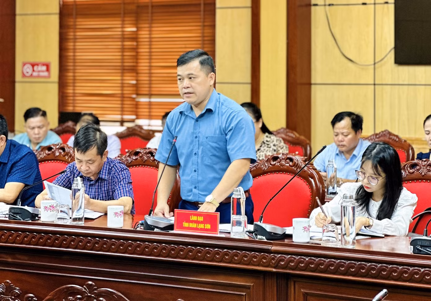 Anh Lăng Văn Chí - Phó Bí thư Thường trực Tỉnh Đoàn Lạng Sơn thay mặt đoàn công tác phát biểu ý kiến về việc thực hiện Luật thanh niên và chiến lược phát triển thanh niên trong giai đoạn mới.
