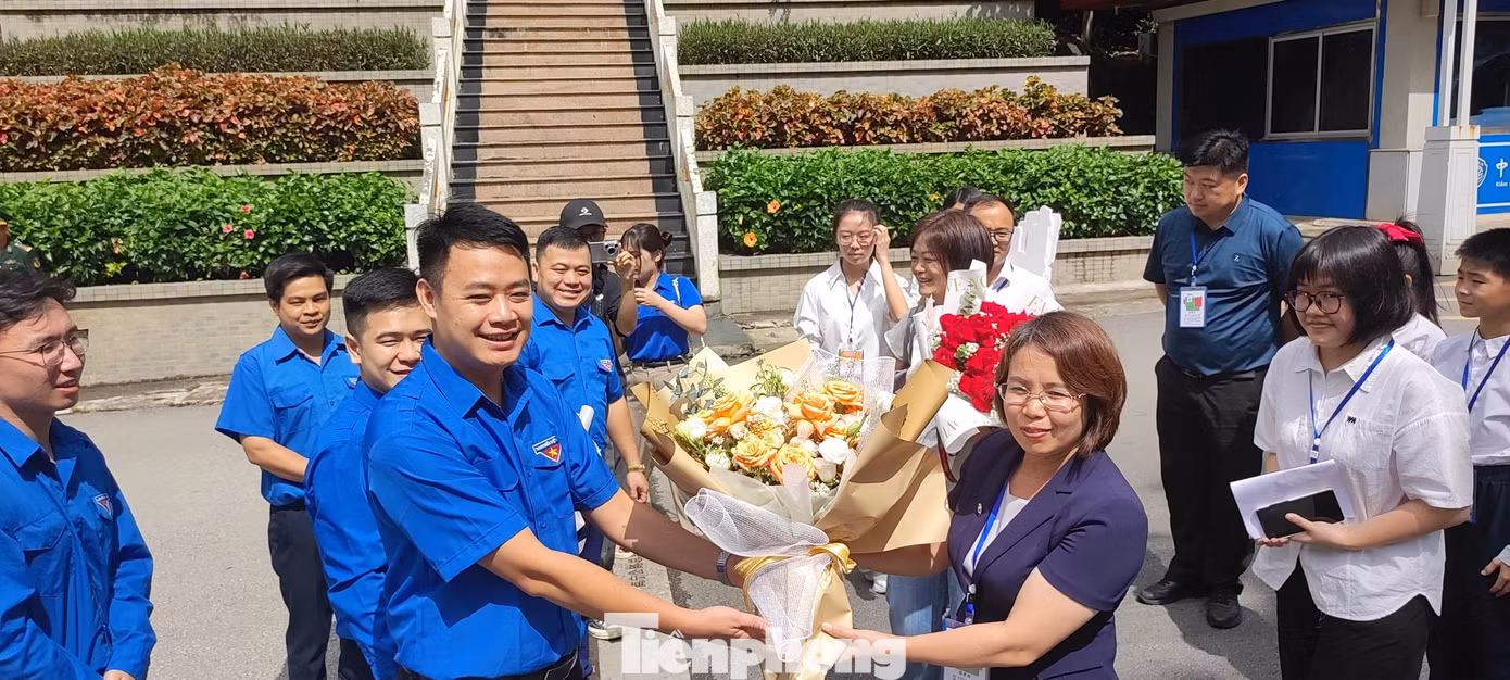 Anh Đoàn Thành Công- Phó Bí thư phụ trách Tỉnh Đoàn Lạng Sơn tặng hoa chúc mừng cho đại diện Khu Đoàn Quảng Tây. Ảnh: Duy Chiến Anh Đoàn Thành Công- Phó Bí thư phụ trách Tỉnh Đoàn Lạng Sơn tặng hoa chúc mừng cho đại diện Khu Đoàn Quảng Tây. Ảnh: Duy Chiến