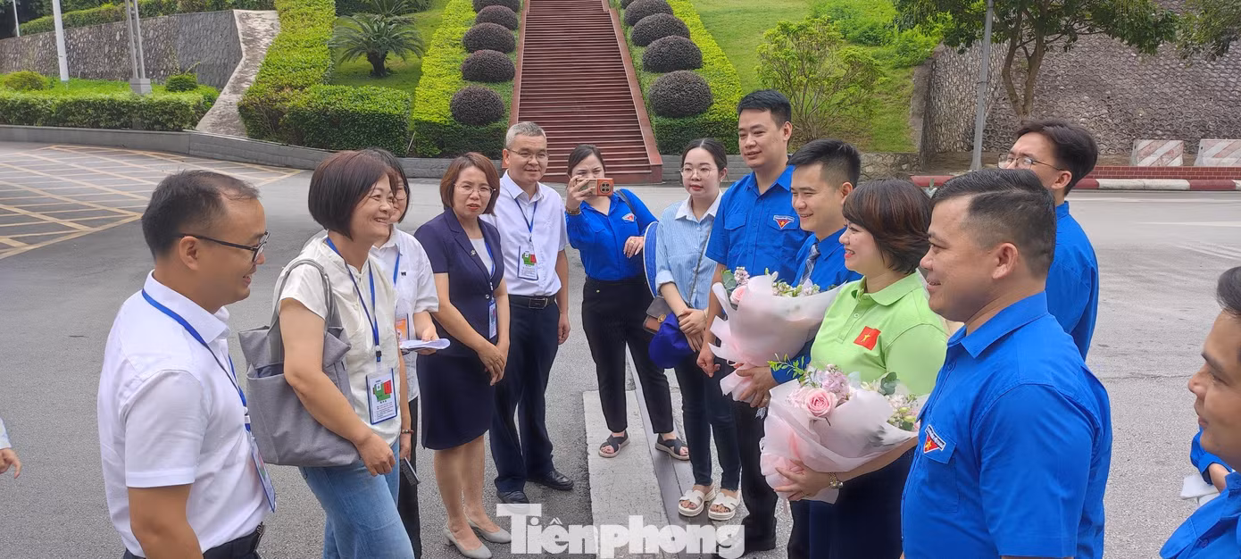 Khu Đoàn Quảng Tây- Trung Quốc (bìa trái) chào đón đoàn đại biểu thiếu nhi Lạng Sơn và Hà Giang tại cửa khẩu quốc tế Hữu Nghị. Ảnh: Duy Chiến Khu Đoàn Quảng Tây- Trung Quốc (bìa trái) chào đón đoàn đại biểu thiếu nhi Lạng Sơn và Hà Giang tại cửa khẩu quốc tế Hữu Nghị. Ảnh: Duy Chiến