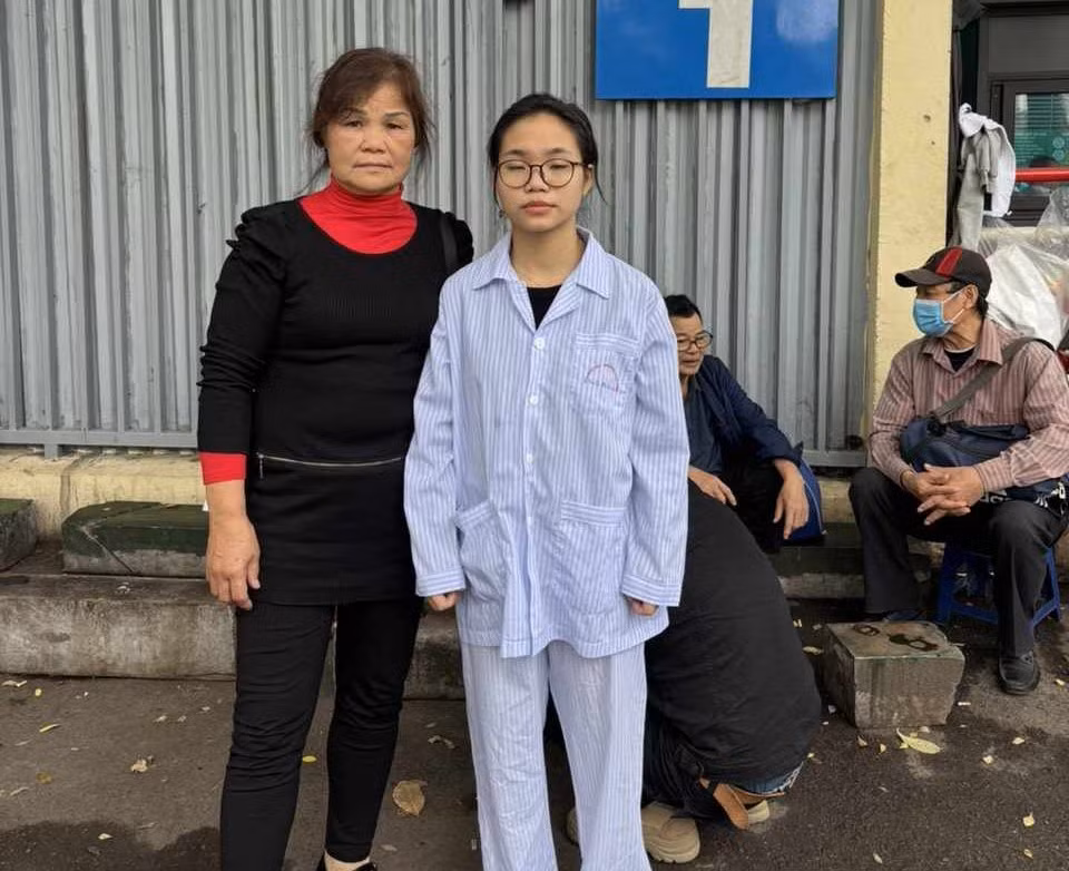 Em Huyền (bìa phải) đi thăm khám ở nhiều bệnh viện ở Hà Nội để tìm nguyên nhân và cách chữa trị .Ảnh: Duy Chiến Em Huyền (bìa phải) đi thăm khám ở nhiều bệnh viện ở Hà Nội để tìm nguyên nhân và cách chữa trị .Ảnh: Duy Chiến