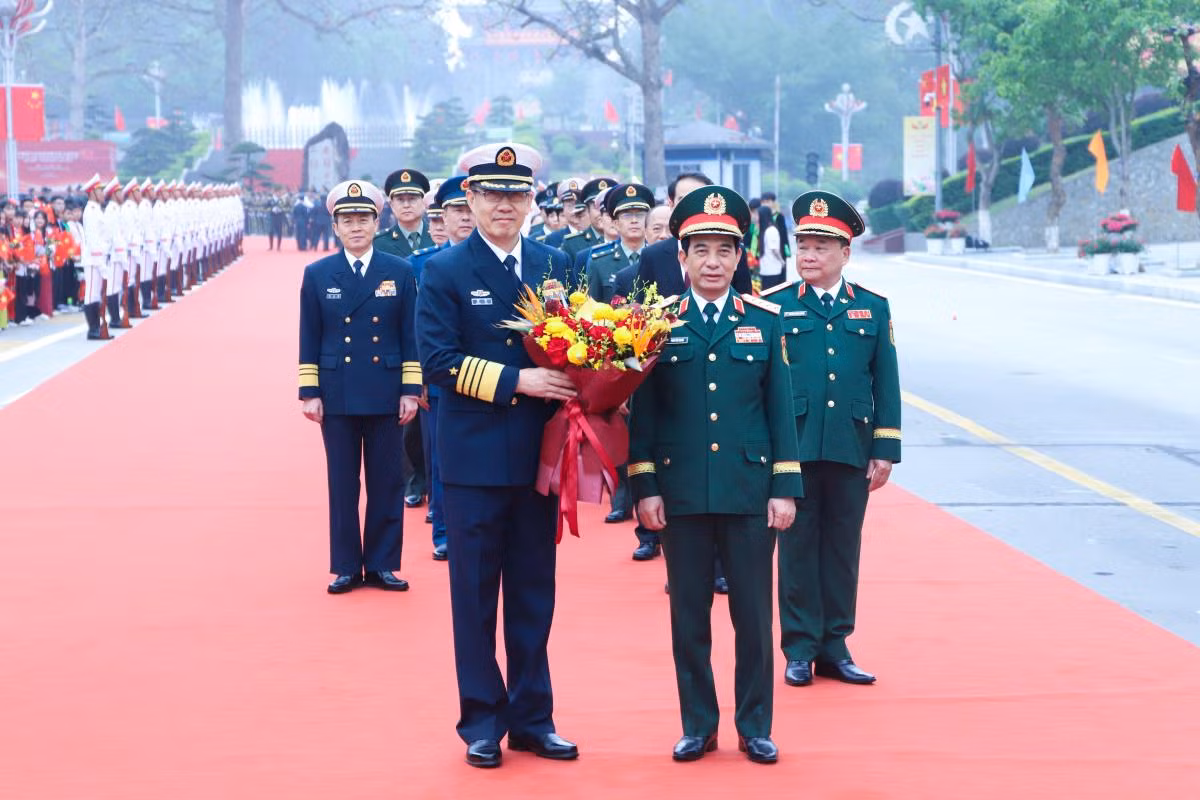 Khoảng 8 giờ sáng 17/4, tại cửa khẩu quốc tế Hữu Nghị, Đại tướng Phan Văn Giang, Ủy viên Bộ Chính trị, Phó Bí thư Quân ủy Trung ương, Bộ trưởng Bộ Quốc phòng Việt Nam, chủ trì lễ đón, chào mừng đoàn đại biểu Bộ Quốc phòng Trung Quốc do Thượng tướng Đổng Quân - Bộ trưởng Bộ Quốc phòng Trung Quốc, dẫn đầu, sang Việt Nam tham dự các hoạt động trong Chương trình Giao lưu Hữu nghị Quốc phòng biên giới Việt Nam - Trung Quốc lần thứ 9. Khoảng 8 giờ sáng 17/4, tại cửa khẩu quốc tế Hữu Nghị, Đại tướng Phan Văn Giang, Ủy viên Bộ Chính trị, Phó Bí thư Quân ủy Trung ương, Bộ trưởng Bộ Quốc phòng Việt Nam, chủ trì lễ đón, chào mừng đoàn đại biểu Bộ Quốc phòng Trung Quốc do Thượng tướng Đổng Quân - Bộ trưởng Bộ Quốc phòng Trung Quốc, dẫn đầu, sang Việt Nam tham dự các hoạt động trong Chương trình Giao lưu Hữu nghị Quốc phòng biên giới Việt Nam - Trung Quốc lần thứ 9.