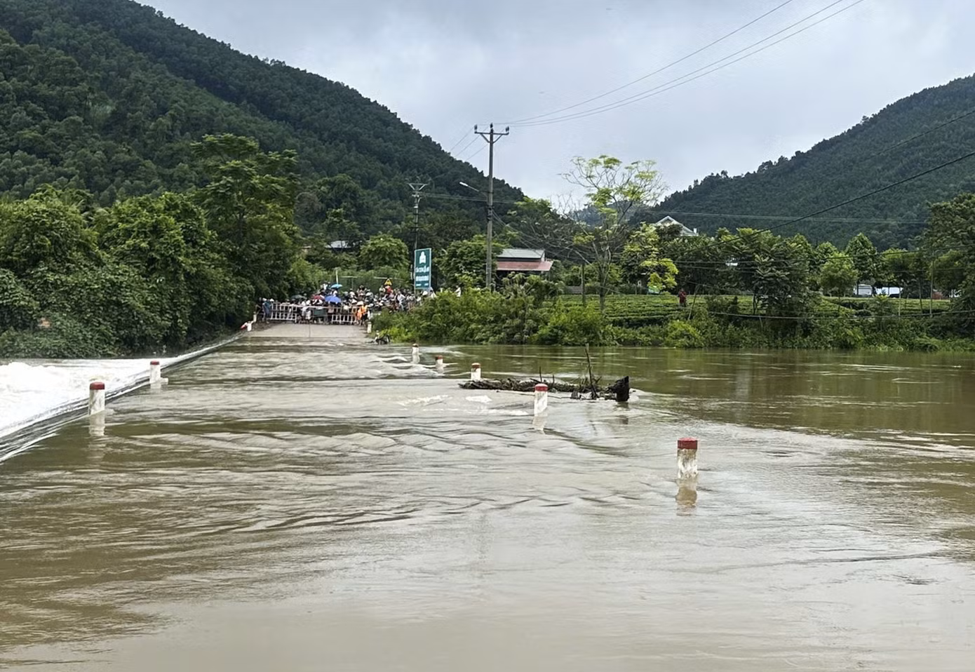 Hiện trường đập tràn, nơi thanh niên đi xe mô tô bị lũ cuốn trôi.