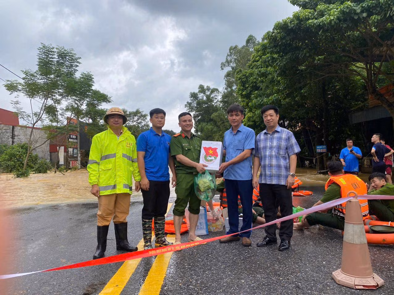 Tặng quà cho các đơn vị túc trực làm việc tại những nơi xung yếu trên địa bàn Thái Nguyên.