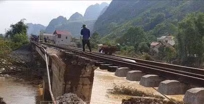 Hiện nay, trên tuyến đường sắt liên vận Hà Nội - Đồng Đăng có 9 điểm sạt lở, gây hư hỏng đường sắt. Nhiều cầu cống bị nước xói mòn rất nguy hiểm. Ảnh: QD