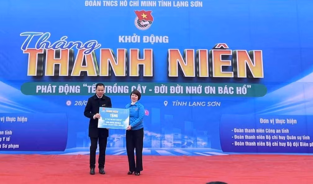 Đại diện nhà tài trợ, đồng hành trao biển tượng trưng xây dựng " Ngôi nhà Khăn quàng Đỏ".