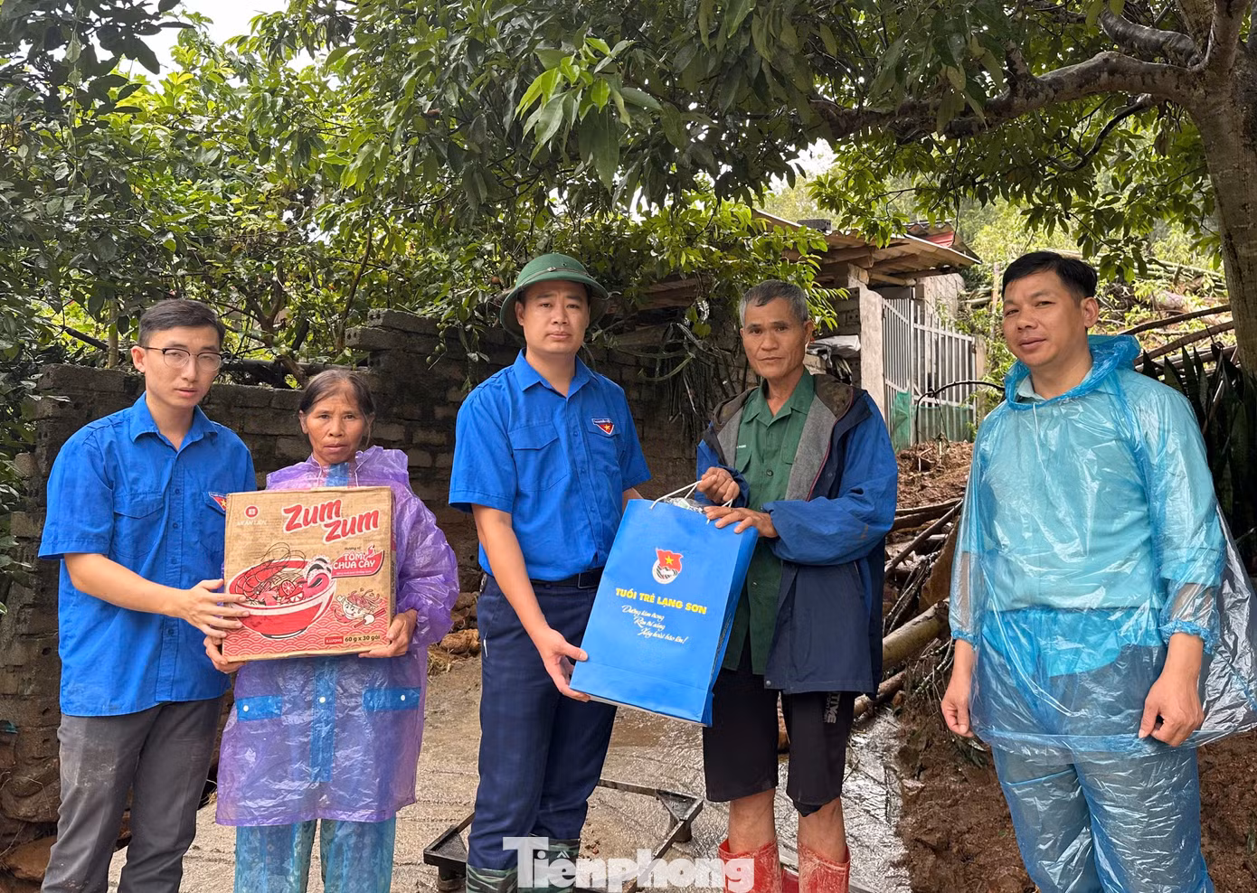 Cũng trong ngày 9/9, Thường trực Tỉnh Đoàn Lạng Sơn do anh Đoàn Thành Công - Phó Bí thư phụ trách Tỉnh Đoàn làm trưởng đoàn đã đến thăm, tặng quà động viên 2 gia đình bị sạt lở đất ở xã Lâm Sơn, huyện Chi Lăng.