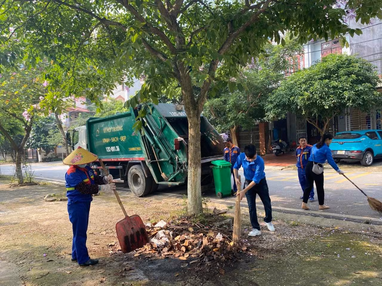 Giới trẻ tham gia vệ sinh đường phố, giữ gìn cảnh quan môi trường. Ảnh: Duy Chiến
