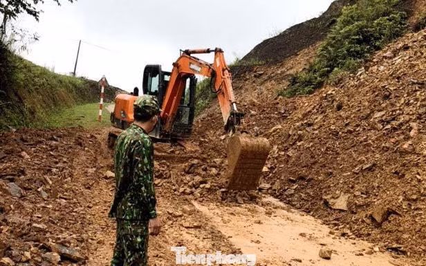 Lực lượng Biên phòng Lạng Sơn tham gia công việc khắc phục sự cố sạt lở đất -Ảnh: Đ.Q Lực lượng Biên phòng Lạng Sơn tham gia công việc khắc phục sự cố sạt lở đất -Ảnh: Đ.Q
