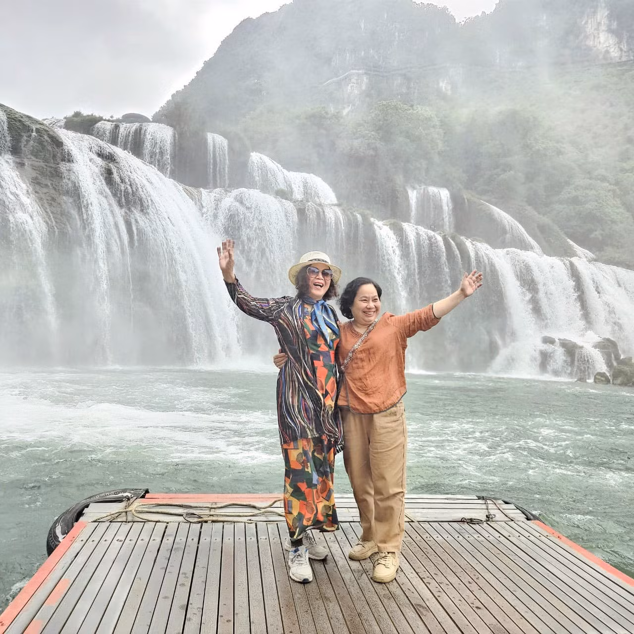 Hoạt động thăm quan nội địa tại khu vực thác Bản Giốc (Cao Bằng, Việt Nam) vẫn diễn ra bình thường. Hoạt động thăm quan nội địa tại khu vực thác Bản Giốc (Cao Bằng, Việt Nam) vẫn diễn ra bình thường.