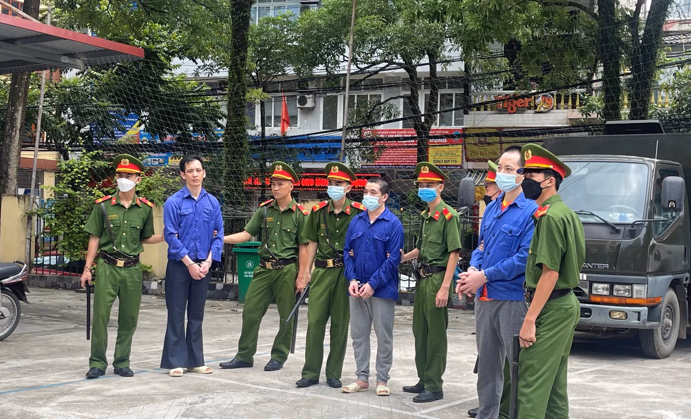 Một số đối tượng trong đường dây ma túy áp giải tới tòa án để xét xử -Ảnh: TL Một số đối tượng trong đường dây ma túy áp giải tới tòa án để xét xử -Ảnh: TL