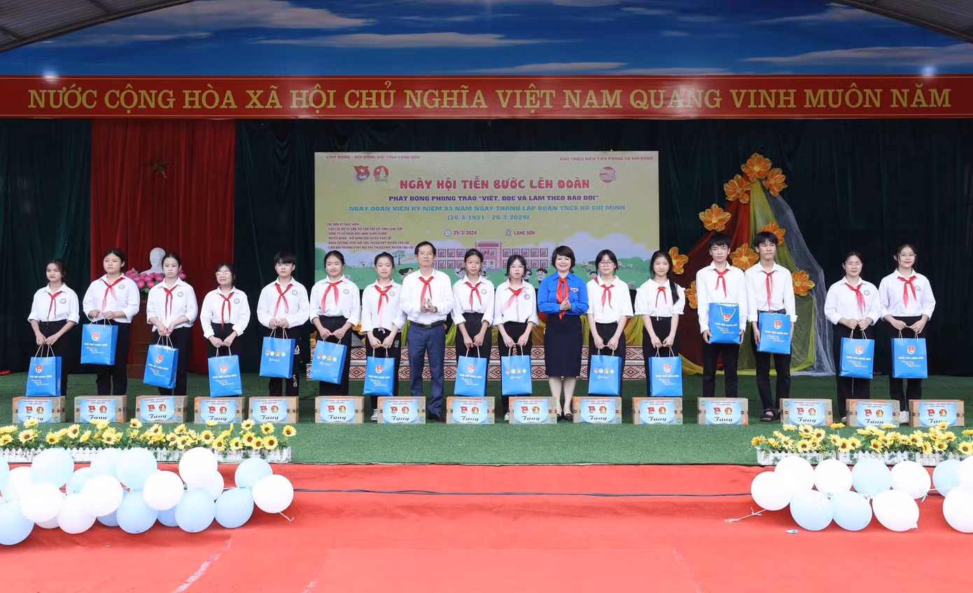 Các đội viên xuất sắc, vượt khó được nhận quà.
