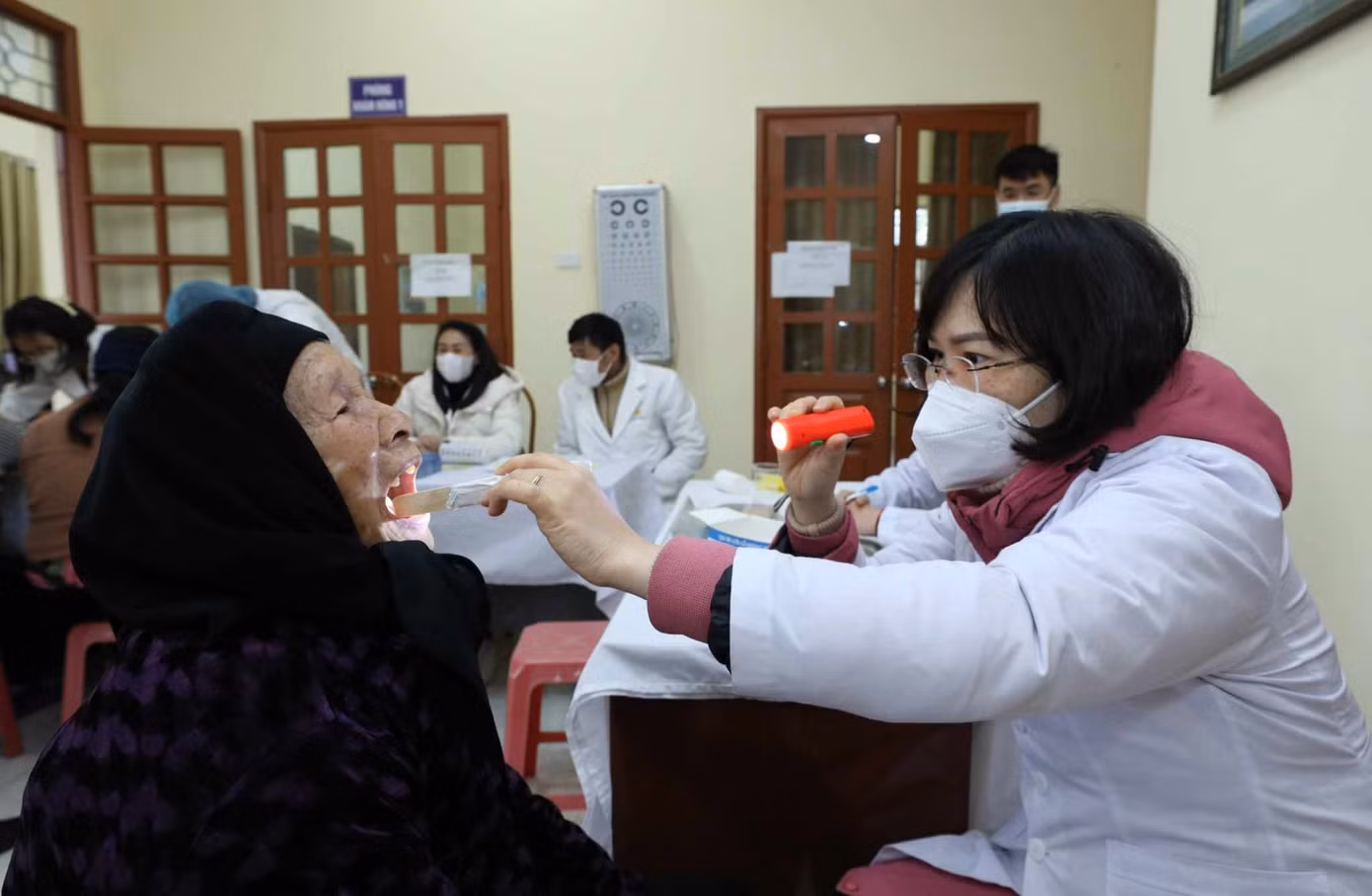 Tư vấn, khám bệnh miễn phí cho nhân dân. Ảnh: Duy Chiến