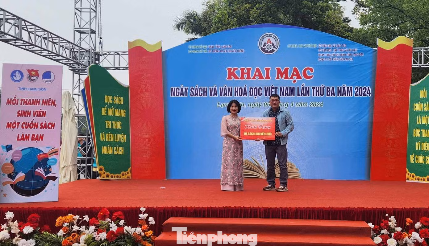 Lãnh đạo Sở Giáo dục- Đào tạo Lạng Sơn nhận biển tượng trưng của Công ty CP Sách Alpha xây dựng tủ sách ngành giáo dục địa phương. Ảnh: Duy Chiến