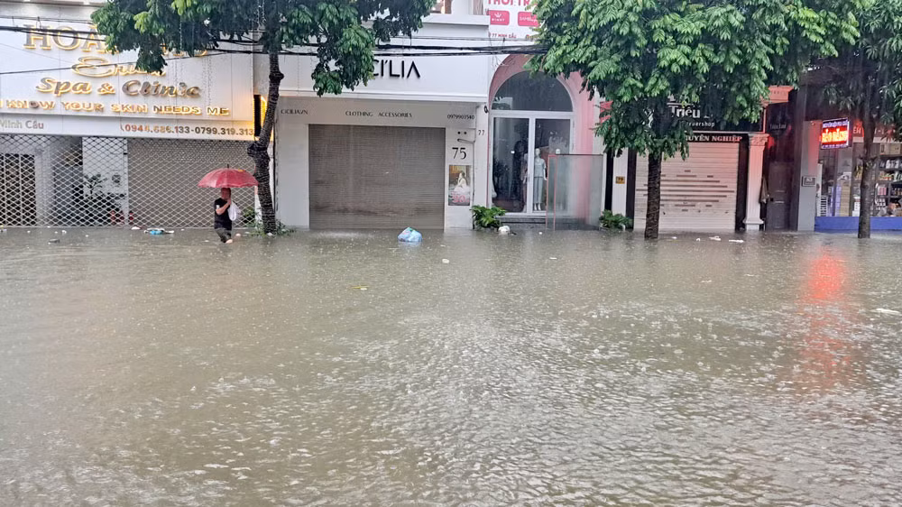 Nhiều phố phường "biến thành sông". Nhiều phố phường "biến thành sông".