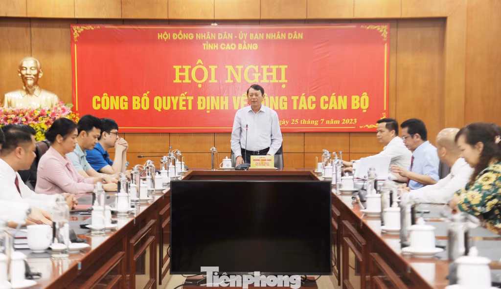Ông Hoàng Xuân Ánh, Chủ tịch UBND tỉnh Cao Bằng mong các đồng chí nhận nhiệm vụ mới nỗ lực, hoàn thành xuất sắc nhiệm vụ được giao. Ảnh: V.T Ông Hoàng Xuân Ánh, Chủ tịch UBND tỉnh Cao Bằng mong các đồng chí nhận nhiệm vụ mới nỗ lực, hoàn thành xuất sắc nhiệm vụ được giao. Ảnh: V.T