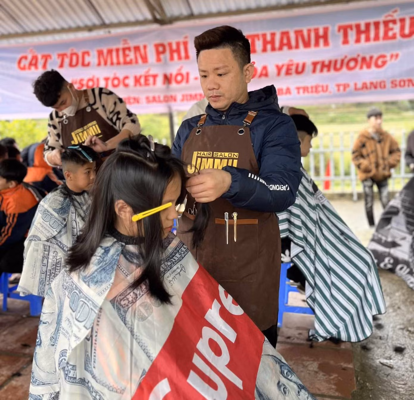 Cắt tóc miễn phí cho học sinh người dân tộc thiểu số xứ Lạng.