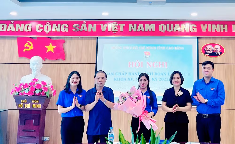 Lãnh đạo các ban Đảng và Tỉnh Đoàn Cao Bằng tặng hoa chúc mừng chị Nông Thị Nhung. Lãnh đạo các ban Đảng và Tỉnh Đoàn Cao Bằng tặng hoa chúc mừng chị Nông Thị Nhung.