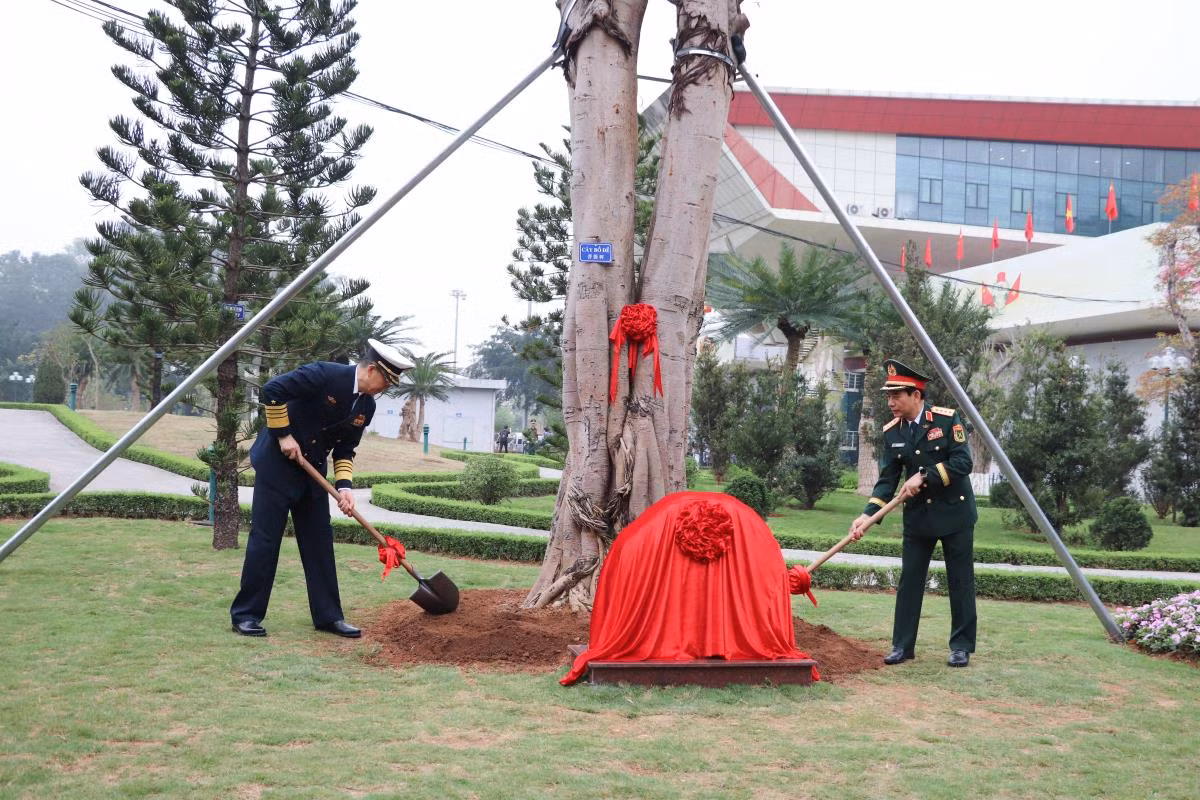 Bộ trưởng Quốc phòng hai nước trồng cây hữu nghị tại khuôn viên khu kinh tế cửa khẩu quốc tế Hữu Nghị (huyện Cao Lộc, tỉnh Lạng Sơn) Bộ trưởng Quốc phòng hai nước trồng cây hữu nghị tại khuôn viên khu kinh tế cửa khẩu quốc tế Hữu Nghị (huyện Cao Lộc, tỉnh Lạng Sơn)