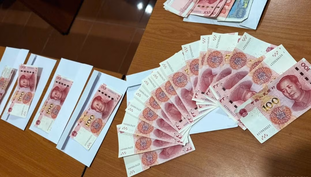 Đối tượng Thiêm (ngoài cùng bên phải) và tang vật. Đối tượng Thiêm (ngoài cùng bên phải) và tang vật.