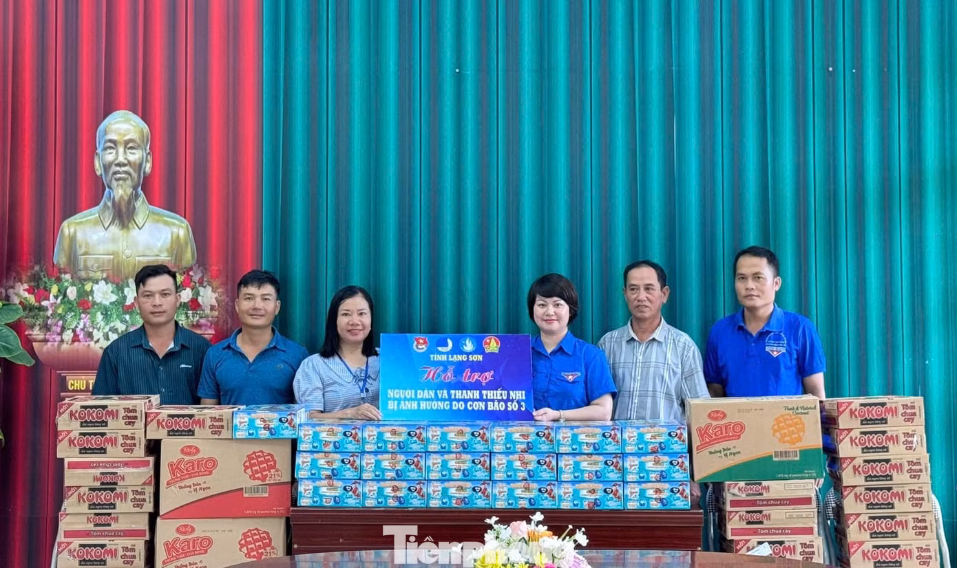 Tỉnh Đoàn- Hội đồng Đội tỉnh tặng nhiều phần quà cho các thiếu niên, nhi đồng huyện Lộc Bình