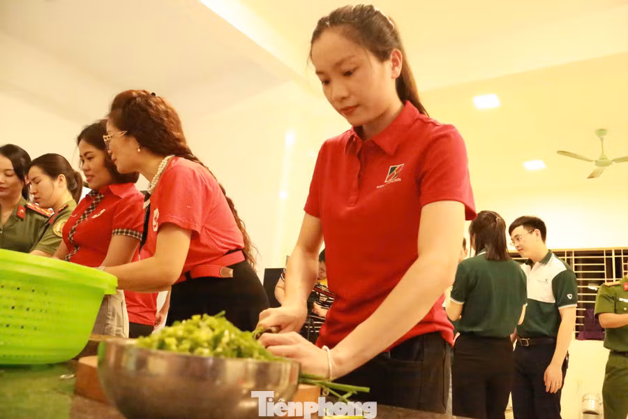 Từ 17h chiều 25/6, các tình nguyện viên đã chuẩn bị các nguyên vật liệu để nấu những suất ăn miễn phí cho học sinh. Từ 17h chiều 25/6, các tình nguyện viên đã chuẩn bị các nguyên vật liệu để nấu những suất ăn miễn phí cho học sinh.
