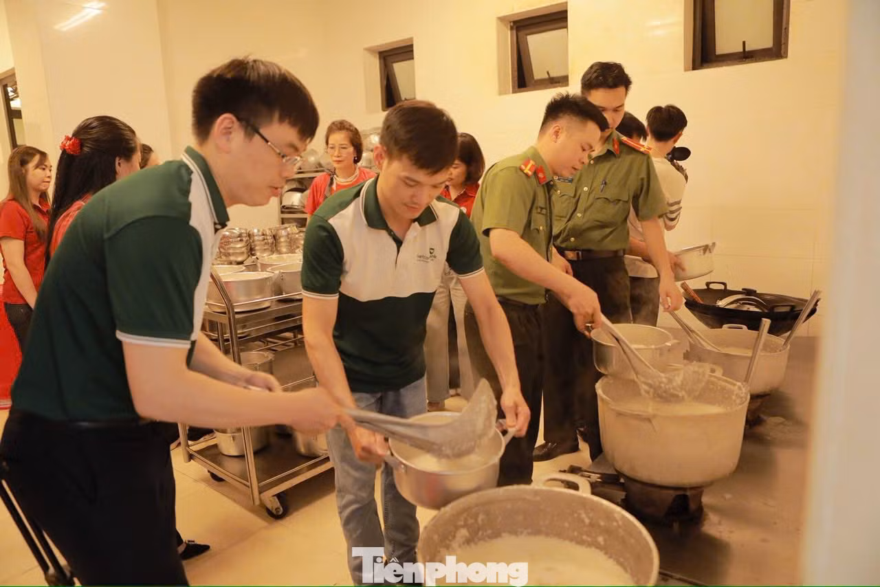 Các chiến sỹ Công an Lạng Sơn tích cực nấu cháo. Các chiến sỹ Công an Lạng Sơn tích cực nấu cháo.