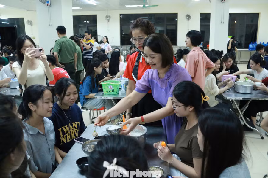 Các em đón nhận tình cảm ấm áp của thầy cô, nhà hảo tâm. Các em đón nhận tình cảm ấm áp của thầy cô, nhà hảo tâm.