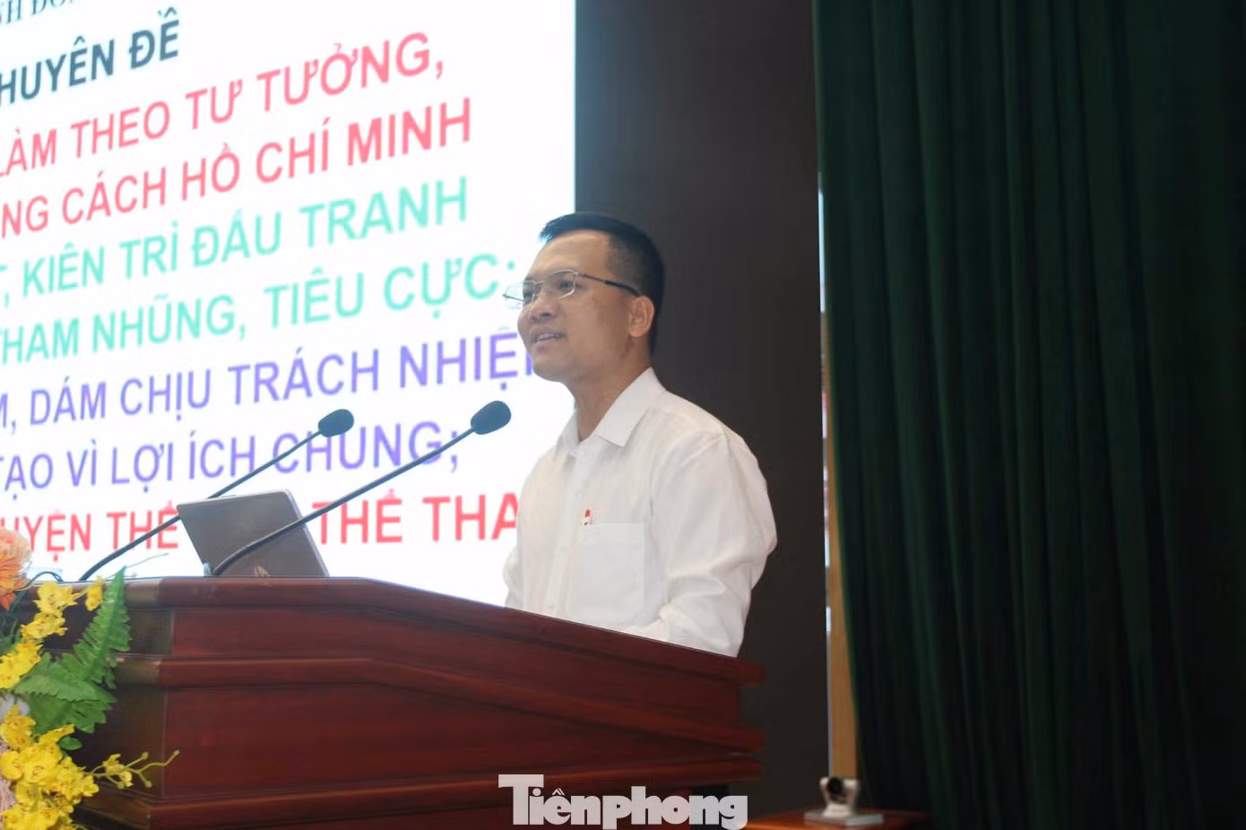 Tiến sĩ Lê Trung Kiên - Giảng viên chính Học viện Chính trị Quốc gia Hồ Chí Minh truyền đạt nội dung chương trình học tập. Ảnh: Duy Chiến