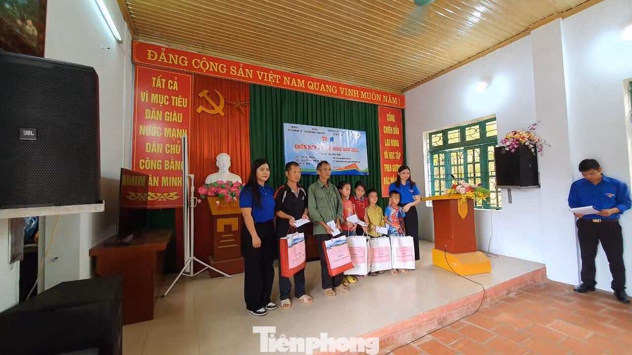 Các đối tượng chính sách, khó khăn nhận quà của ban tổ chức -Ảnh: Duy Chiến