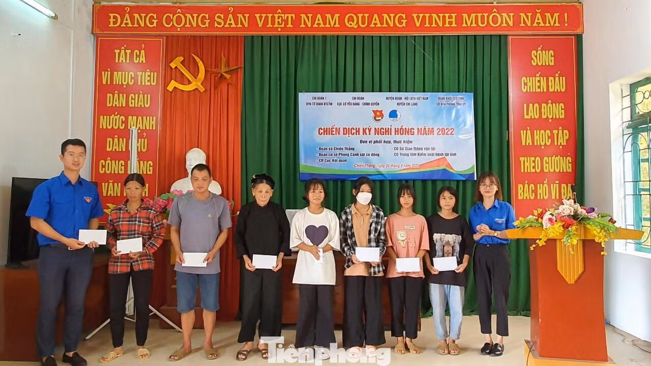 Tặng quà cho gia đình và các em nghèo -Ảnh: Duy Chiến