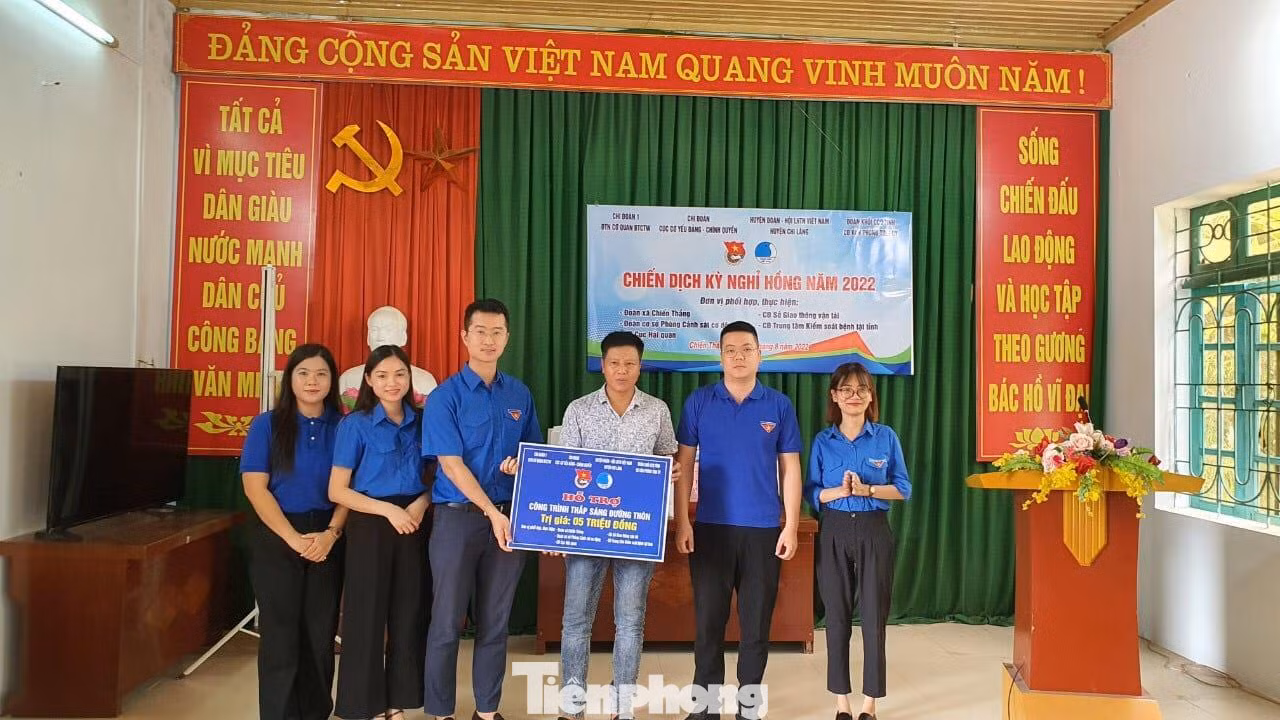 Trao biển hỗ trợ xây dựng công trình "Thắp sáng đường thôn" cho xã Chiến Thắng -Ảnh: Duy Chiến