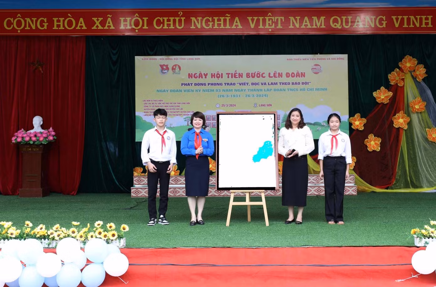 Hội đồng Đội tỉnh Lạng Sơn trao tặng bản đồ Việt Nam cho Trường PTDT Nội trú THCS và THPT huyện Cao Lộc. Ảnh: Duy Chiến