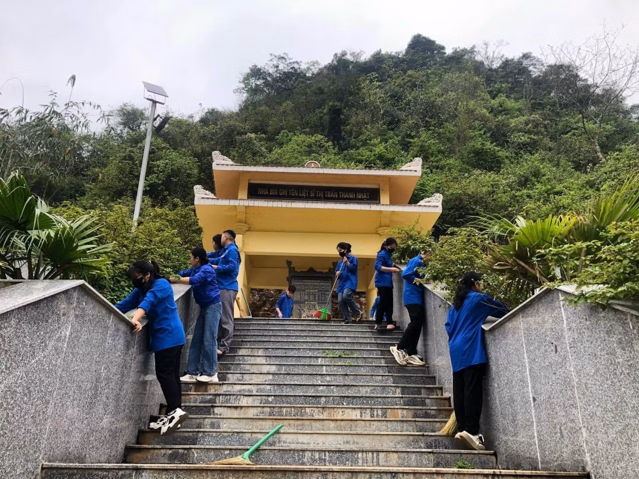 Chăm lo tu bổ, vệ sinh cảnh quan tại các công trình tình nghĩa.