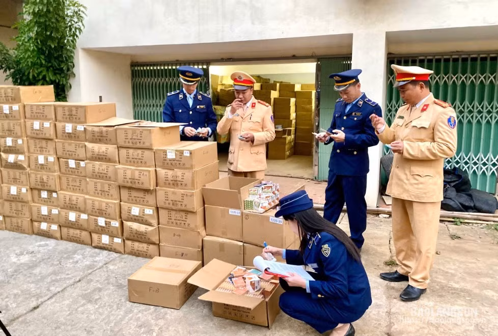 Lực lượng chức năng Lạng Sơn kiểm đếm số hàng hóa không có giấy tờ hợp lệ. (ảnh: H.T)