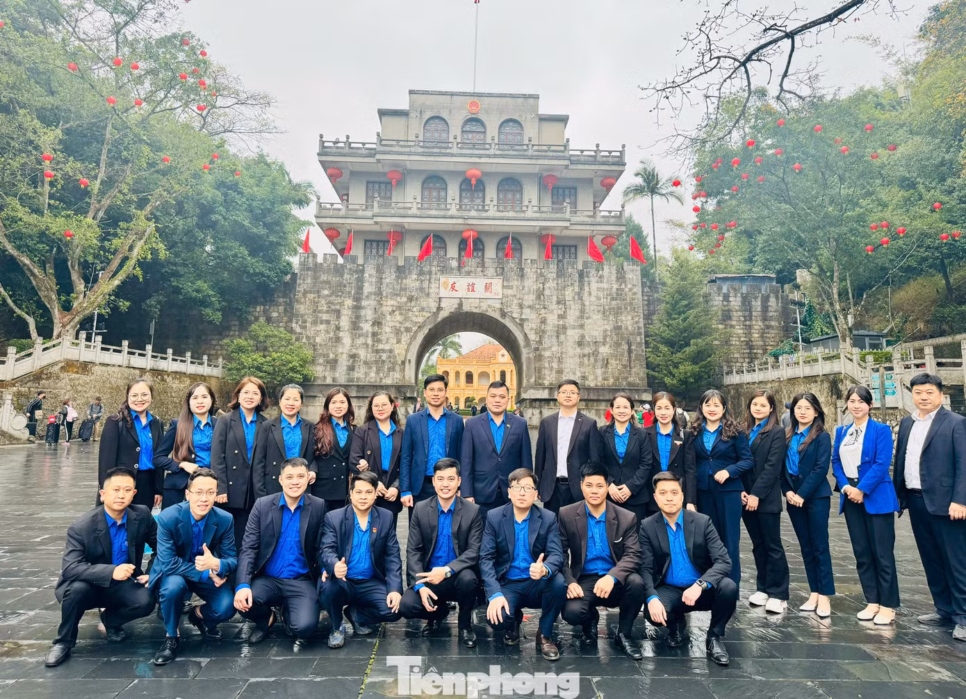 Lưu giữ hình ảnh tại cửa khẩu Hữu Nghị Quan (Trung Quốc).