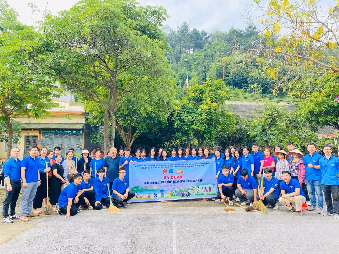 Giới trẻ xứ Lạng nhiệt tình tham gia hoạt động bảo vệ môi trường. Ảnh: Duy Chiến