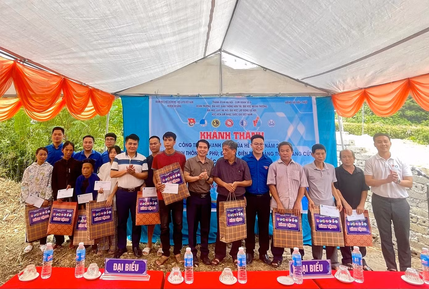 Tặng quà các gia đình chính sách, hộ nghèo trên địa bàn xã Bắc Thủy, huyện Chi Lăng. Tặng quà các gia đình chính sách, hộ nghèo trên địa bàn xã Bắc Thủy, huyện Chi Lăng.