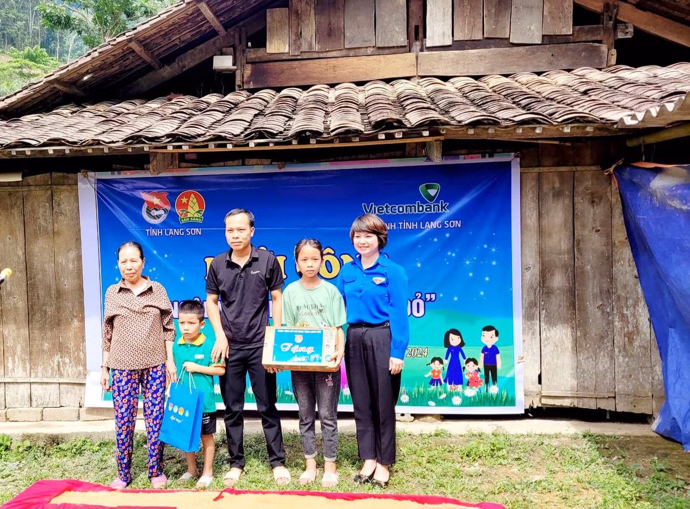 Chị Lê Thùy Dung - Phó Bí thư Tỉnh Đoàn- Chủ tịch Hội đồng Đội tỉnh trao quà cho hộ nghèo và các em học sinh có hoàn cảnh khó khăn. Ảnh: Duy Chiến