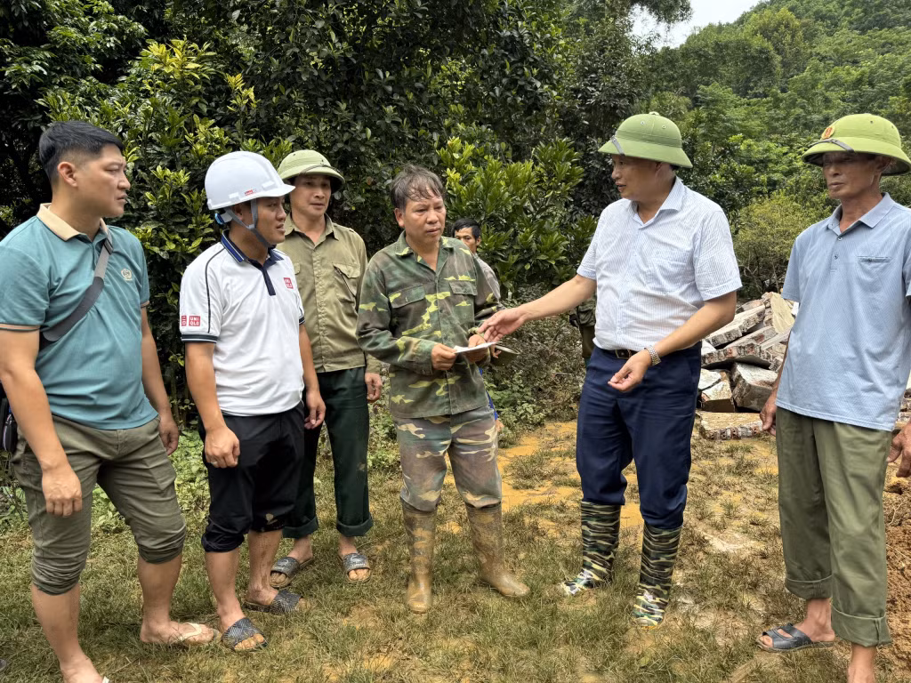 Lãnh đạo tỉnh Cao Bằng thăm hỏi, động viên hộ dân bị ảnh hưởng mưa lũ ở huyện Hòa An.